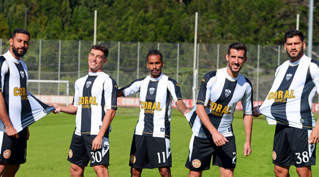 Nacional vai receber o Benfica com uma camisola especial. - Foto: CD Nacional