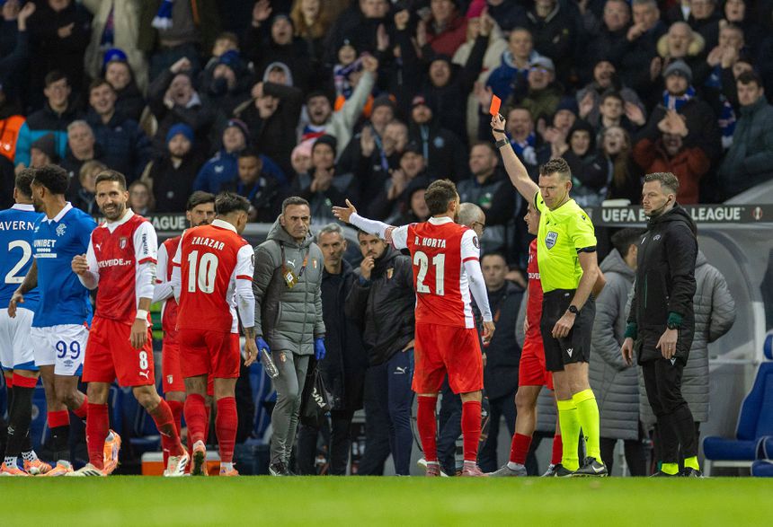 Camisola 10 viu o vermelho direto na Escócia e no final do jogo penitenciou-se perante o grupo