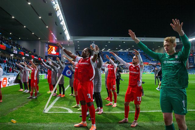 Minhotos festejaram com os adeptos que acompanharam a equipa nesta deslocação à Escócia