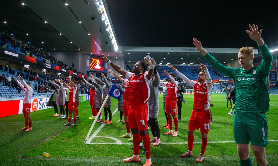 Minhotos festejaram com os adeptos que acompanharam a equipa nesta deslocação à Escócia