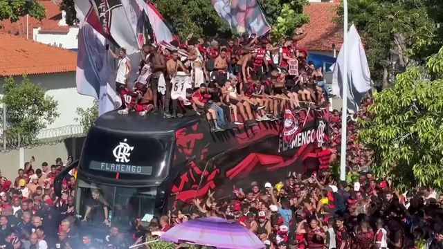 Impressionante escolta à equipa do Flamengo acabou em confronto com a polícia