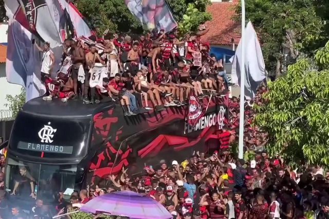 Impressionante escolta à equipa do Flamengo acabou em confronto com a polícia
