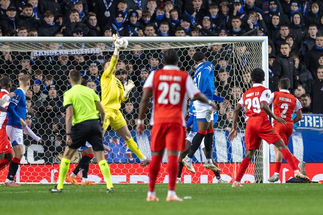 Arsenalistas estiveram a perder, chegaram ao empate com menos um elemento em campo e ainda podiam ter ganho