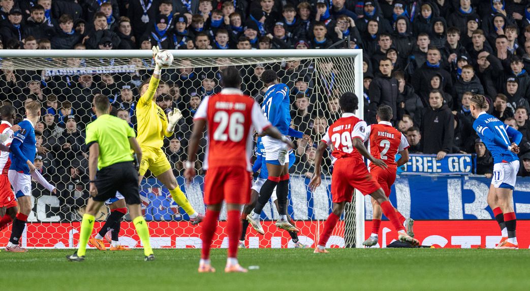 Arsenalistas estiveram a perder, chegaram ao empate com menos um elemento em campo e ainda podiam ter ganho