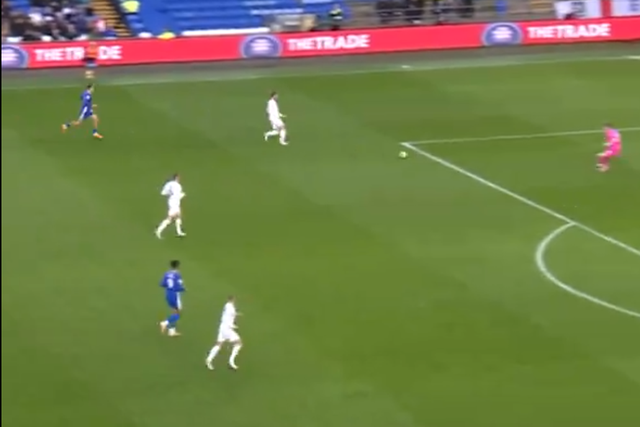 VÍDEO: Um dos autogolos mais caricatos do ano vem do Championship