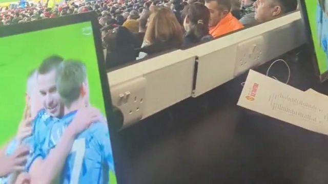 Adeptos do Aston Villa cantaram que Ten Hag ia ser despedido, mas foi cedo demais