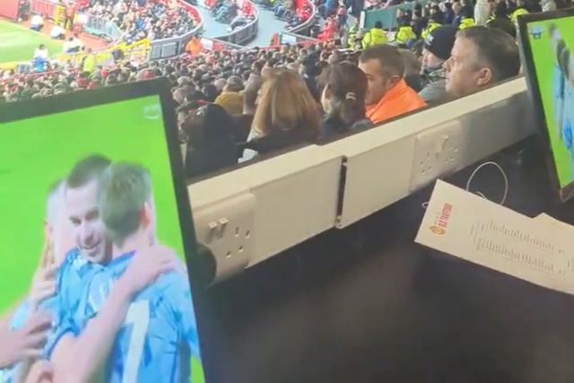 Adeptos do Aston Villa cantaram que Ten Hag ia ser despedido, mas foi cedo demais