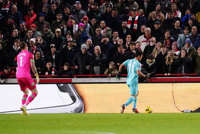 Vídeo: Erro clamoroso da defesa do Brentford e o Wolverhampton aproveita