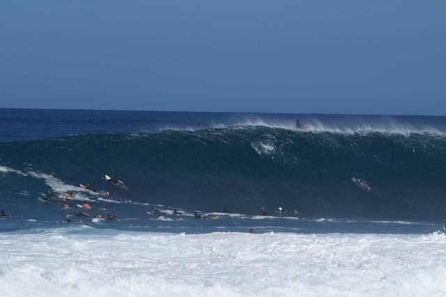Ondas gigantes de Pipeline voltam a lesionar surfistas