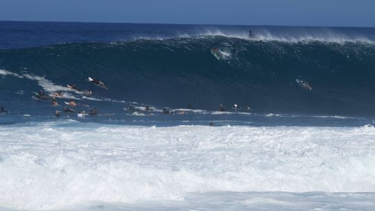 Ondas gigantes de Pipeline voltam a lesionar surfistas