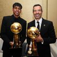 Yamal ao lado de Jorge Mendes com os respetivos prémios