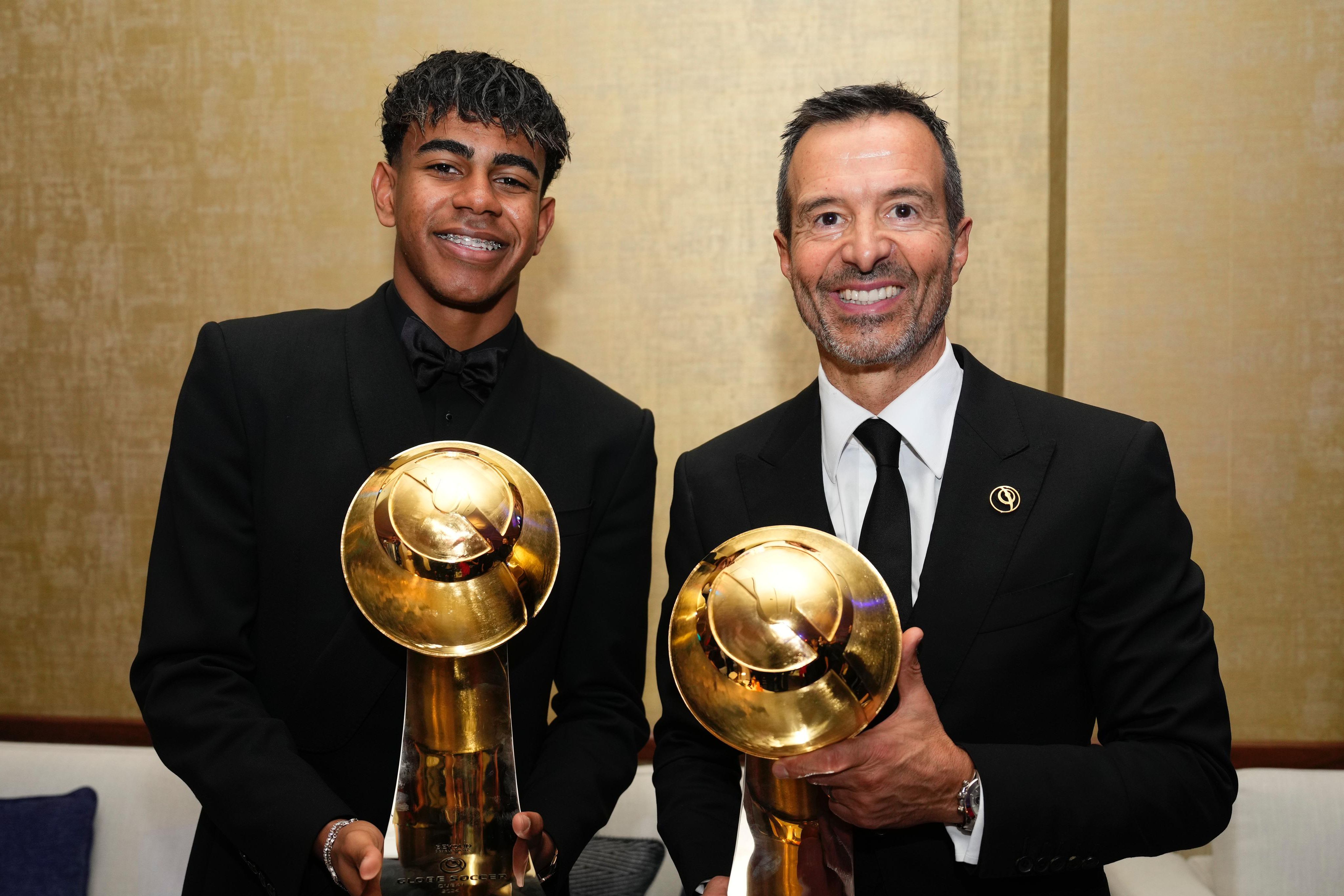 Yamal ao lado de Jorge Mendes com os respetivos prémios (Foto: Jorge Monteiro/Gestifute)