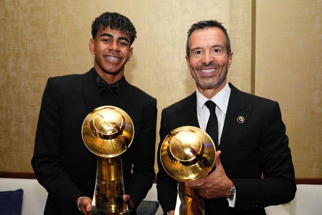 Yamal ao lado de Jorge Mendes com os respetivos prémios (Foto: Jorge Monteiro/Gestifute)