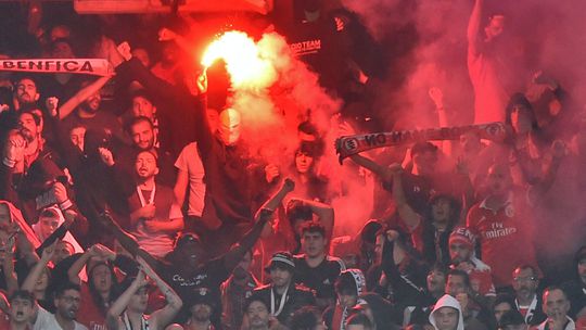 Benfica multado e treinador de guarda-redes suspenso um jogo