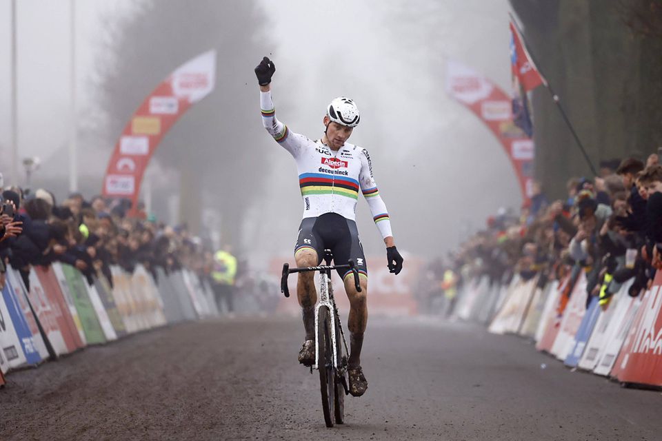 Van der Poel vence Van Aert no primeiro duelo de estrelas da época no ciclocrosse