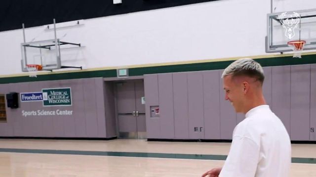 Basket? Dani Olmo mostra como se faz... com o pé