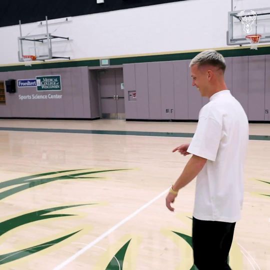 Basket? Dani Olmo mostra como se faz... com o pé