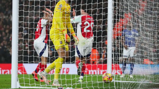 Arsenal regressa ao segundo lugar da Premier League