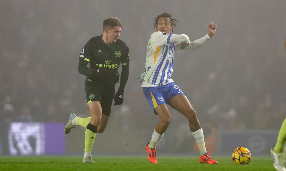 João Pedro, jogador do Brighton, tentou dar uma cotovelada a Yehor Yarmoliuk, jogador do Brentford, mas falhou