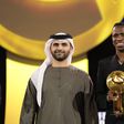 Vinícius Júnior recebe o prémio de melhor jogador do ano da Globe SoccerAwards