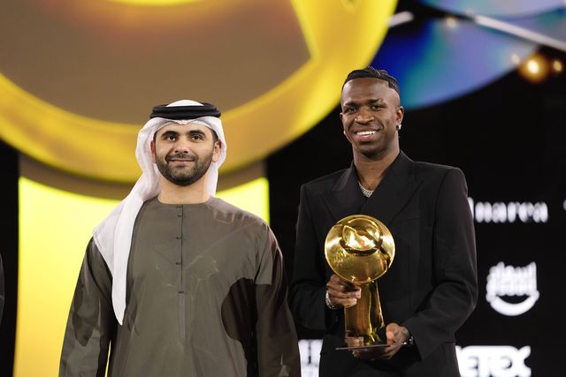 Vinícius Júnior recebe o prémio de melhor jogador do ano da Globe SoccerAwards