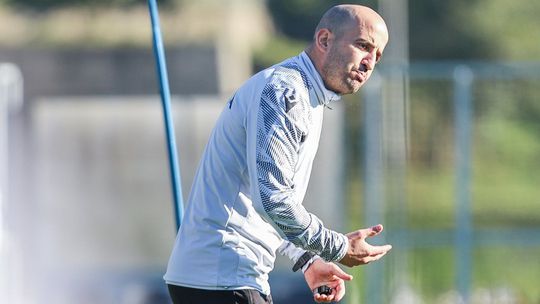 V. Guimarães: sem grandes mudanças na estreia do novo técnico