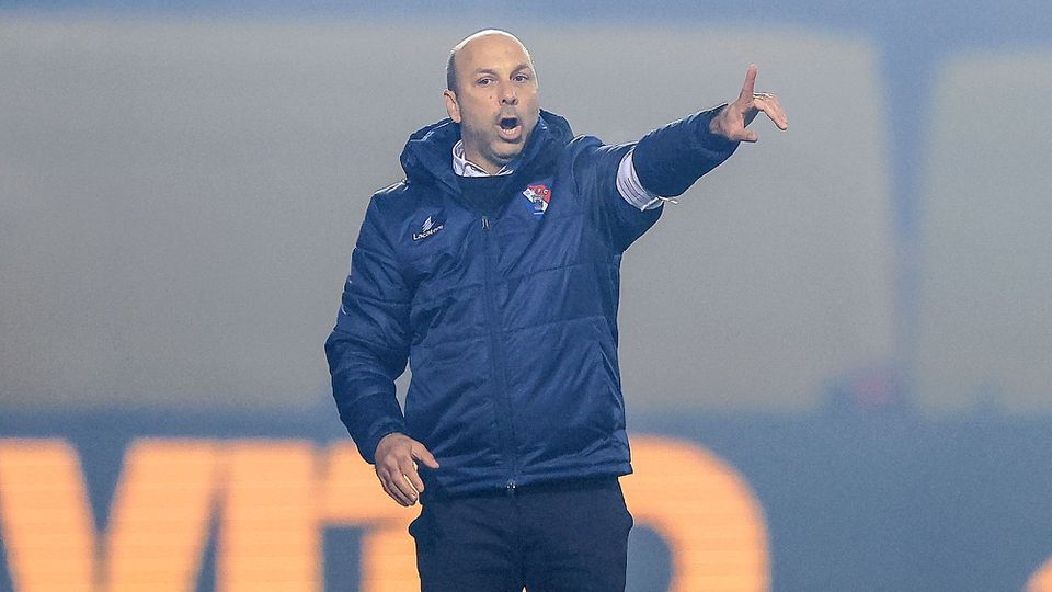 Bruno Pinheiro a dar indicações aos seus jogadores do Gil Vicente, em Arouca