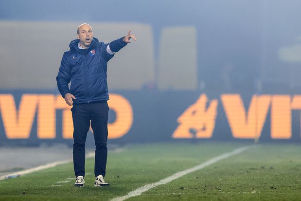 Bruno Pinheiro a dar indicações aos seus jogadores do Gil Vicente, em Arouca