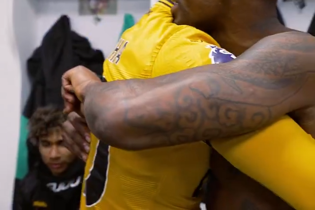 Sorrisos e discurso de Vítor Pereira no balneário do Wolves após triunfo sobre o Man. Utd