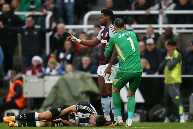 Jhon Durán não concordou com a expulsão no encontro do Aston Villa com o Newcastle