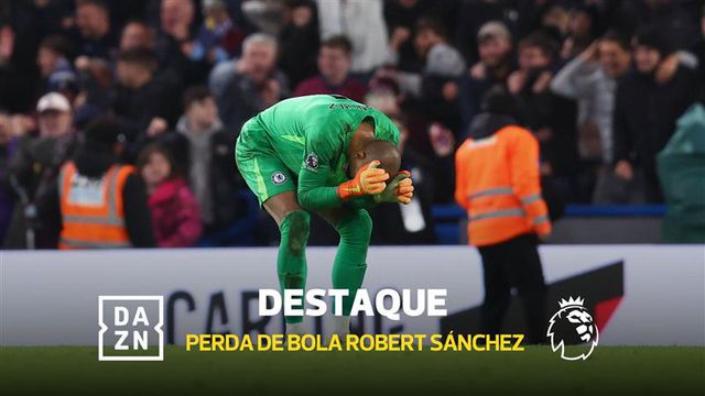 Hilariante! Chelsea precisava do golo e... o guarda-redes escorregou para fora da área