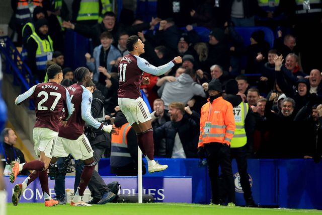 Ollie Watkins a celebrar o bis pelo Aston Villa em Stamford Bridge