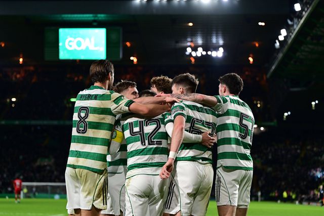 Jogadores do Celtic a celebrarem a vitória por 4-2, com reviravolta