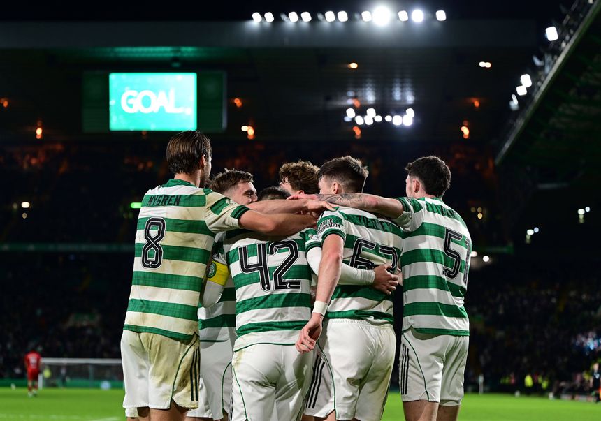Jogadores do Celtic a celebrarem a vitória por 4-2, com reviravolta
