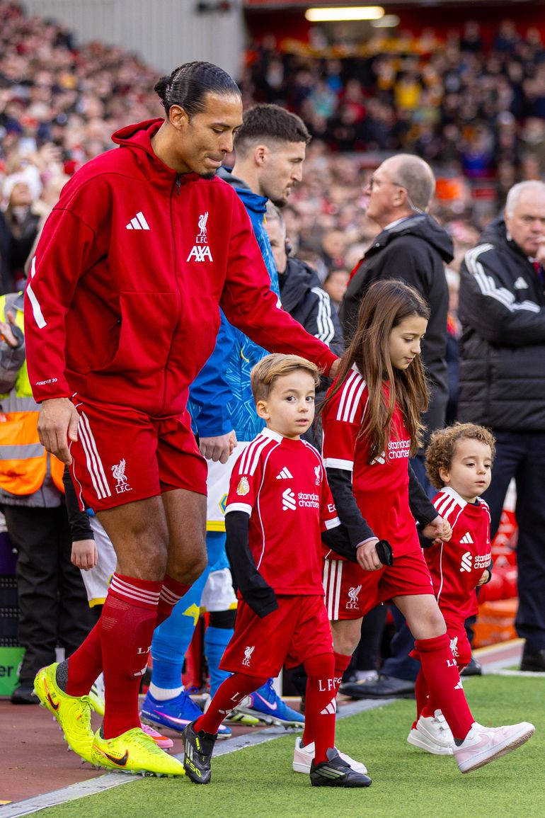 Dinis e Duarte, filhos de Diogo Jota, acompanharam Van Dijk na subida ao relvado