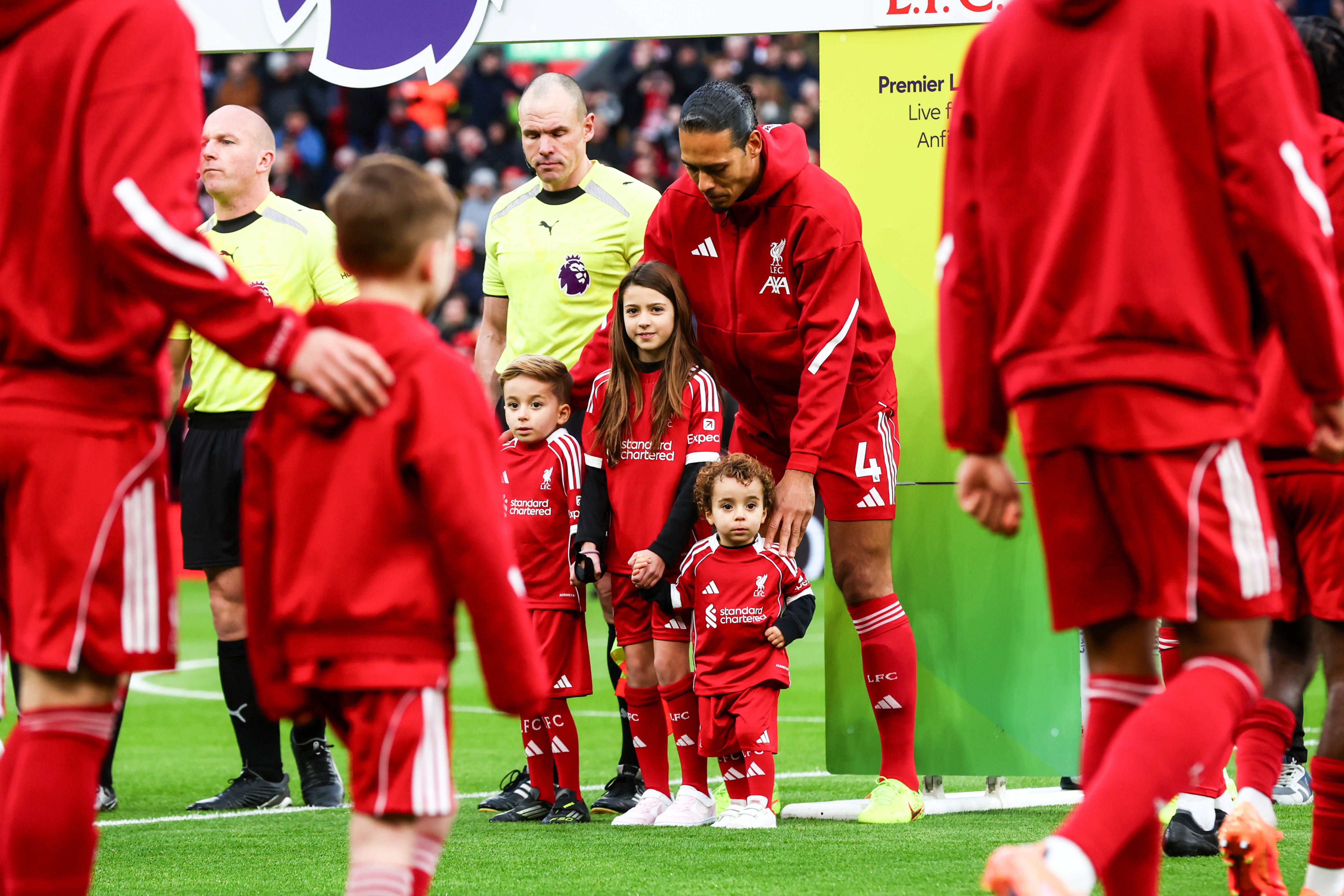 Dinis e Duarte, filhos de Diogo Jota, acompanharam Van Dijk na subida ao relvado