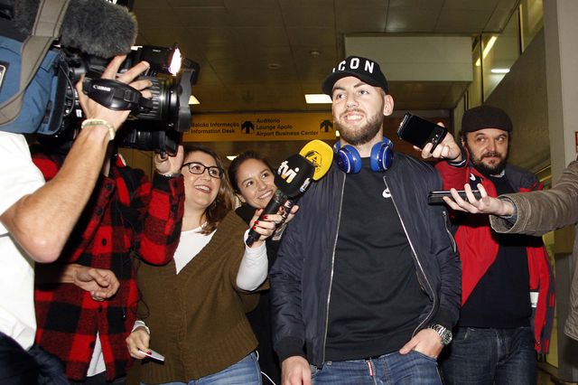 Rakip, em 2018, à chegada a Lisboa para assinar pelo Benfica — Foto A BOLA