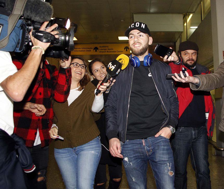 Rakip, em 2018, à chegada a Lisboa para assinar pelo Benfica — Foto A BOLA