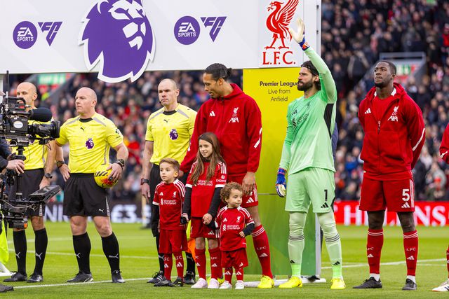 Dinis e Duarte, filhos de Diogo Jota, com o capitão do Liverpool, Virgil van Dijk