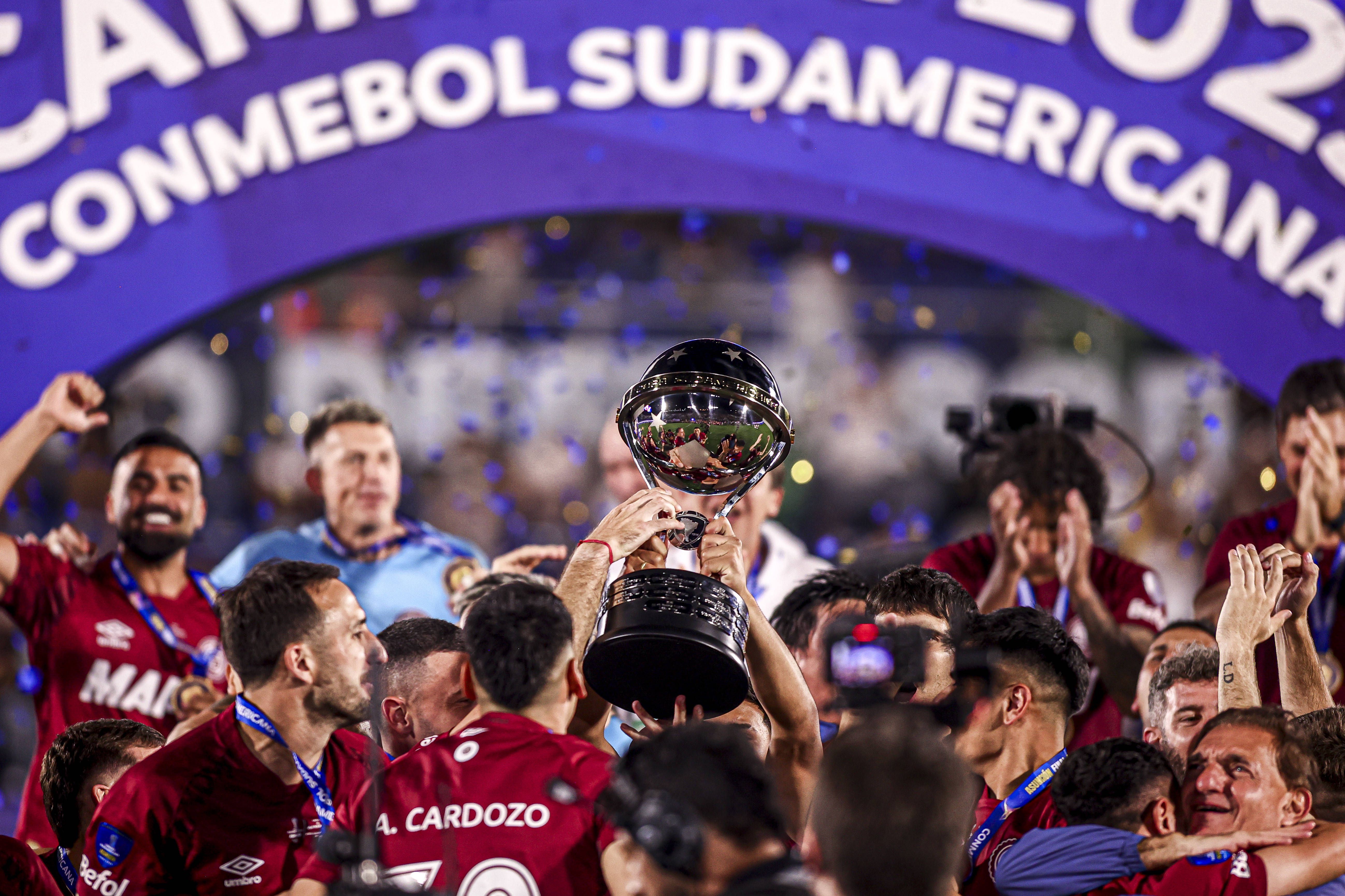 Lanús conquistou a Taça Sul Americana em novembro de 2025, ao vencer na final o Atlético Mineiro (0-0, 5-4 g.p.) - Foto: IMAGO
