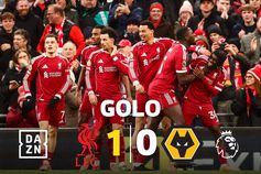 Gravenberch festeja à Diogo Jota após inaugurar o marcador em Anfield