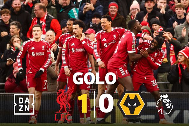 Gravenberch festeja à Diogo Jota após inaugurar o marcador em Anfield