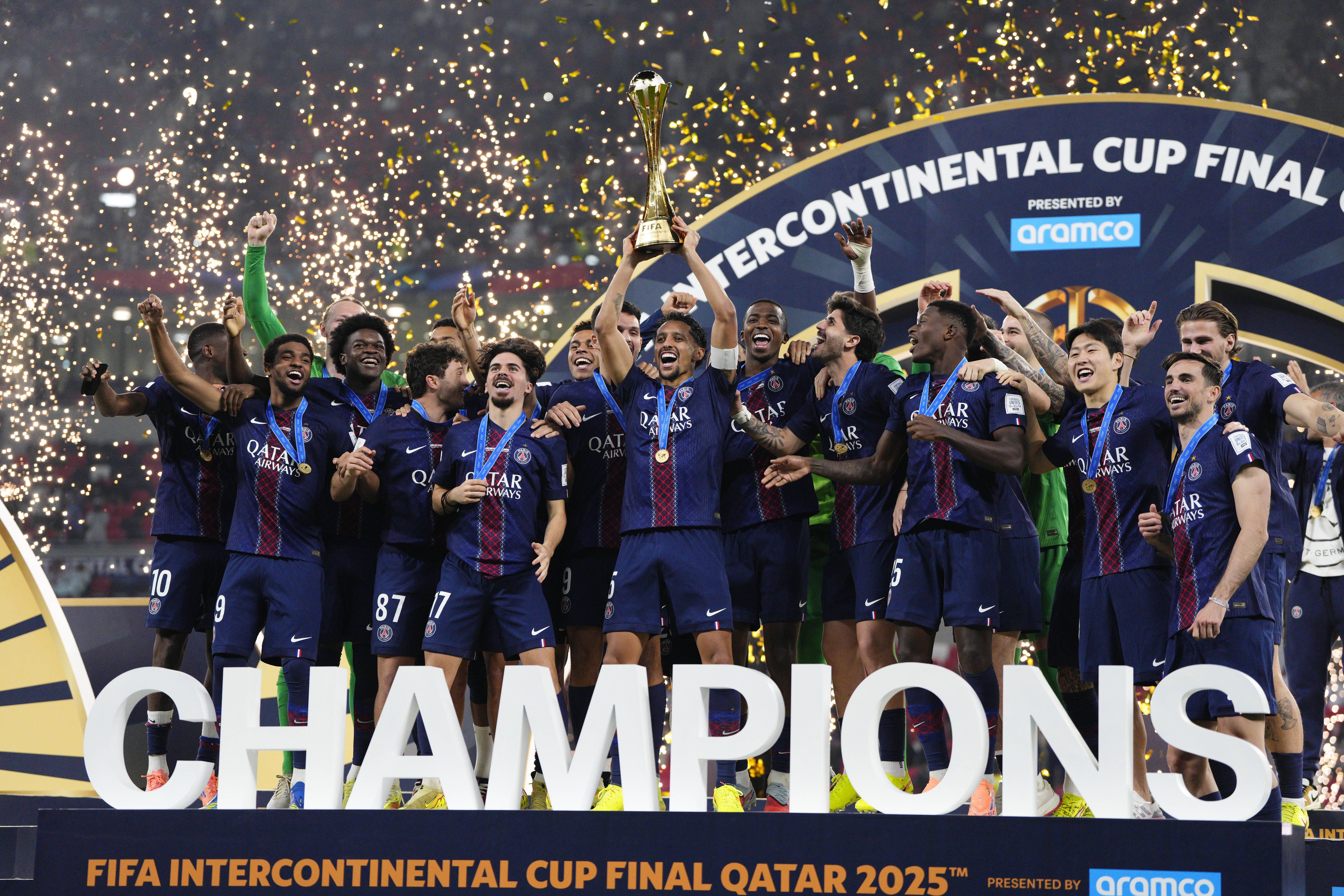 PSG ergueu a Taça Intercontinental em dezembro de 2025. Depois do 1-1 no final do prolongamento, os parisienses derrotaram o Flamengo nos penáltis (2-1), com Safonov em destaque - Foto: IMAGO