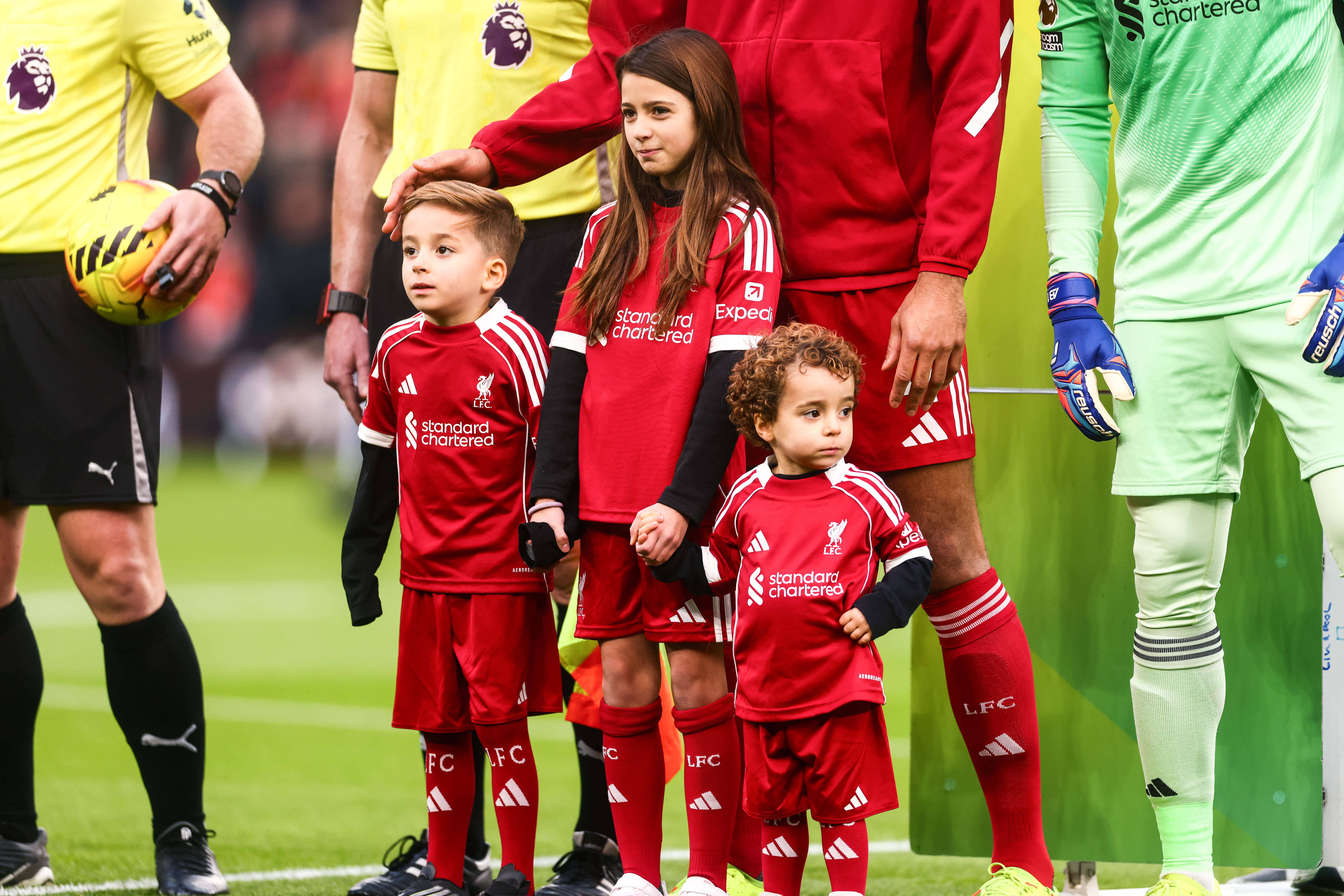 Dinis e Duarte, filhos de Diogo Jota, acompanharam Van Dijk na subida ao relvado