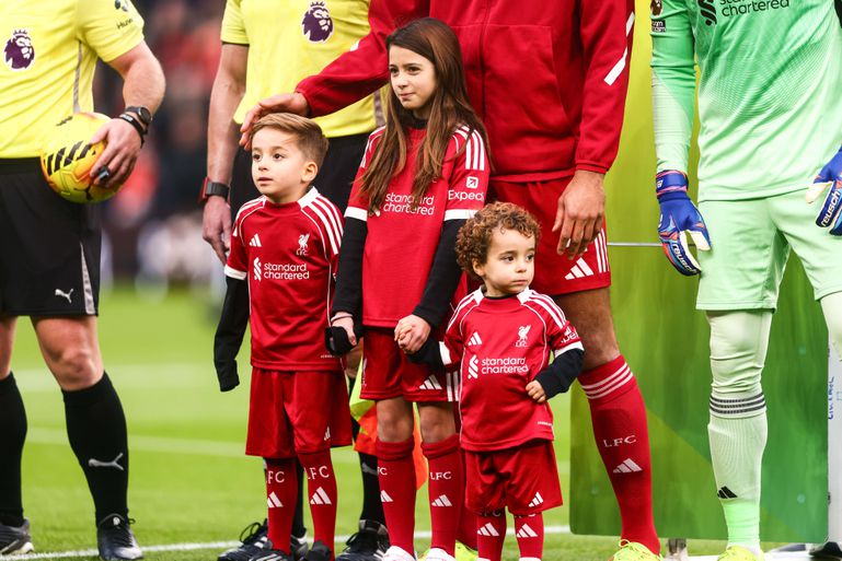 Dinis e Duarte, filhos de Diogo Jota, acompanharam Van Dijk na subida ao relvado