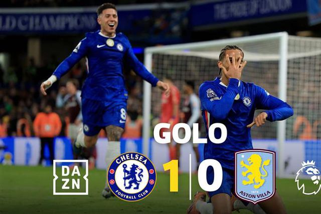 Autêntica batalha campal na área do Aston Villa... resulta em golo do Chelsea