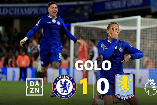 Autêntica batalha campal na área do Aston Villa... resulta em golo do Chelsea