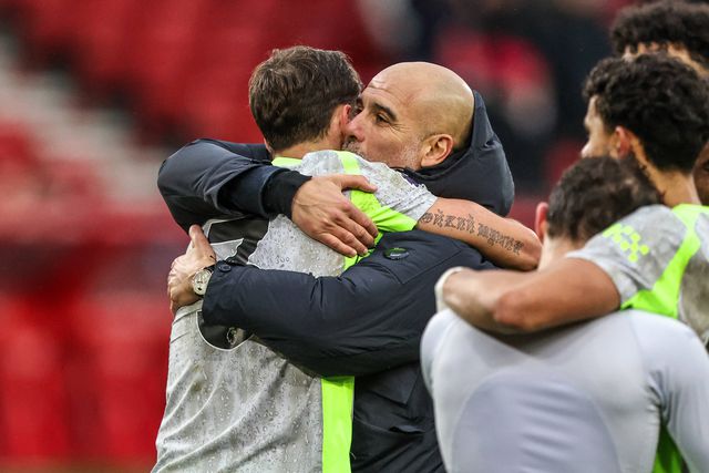 Pep Guardiola a abraçar Rúben Dias no final do jogo