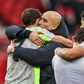 Pep Guardiola a abraçar Rúben Dias no final do jogo