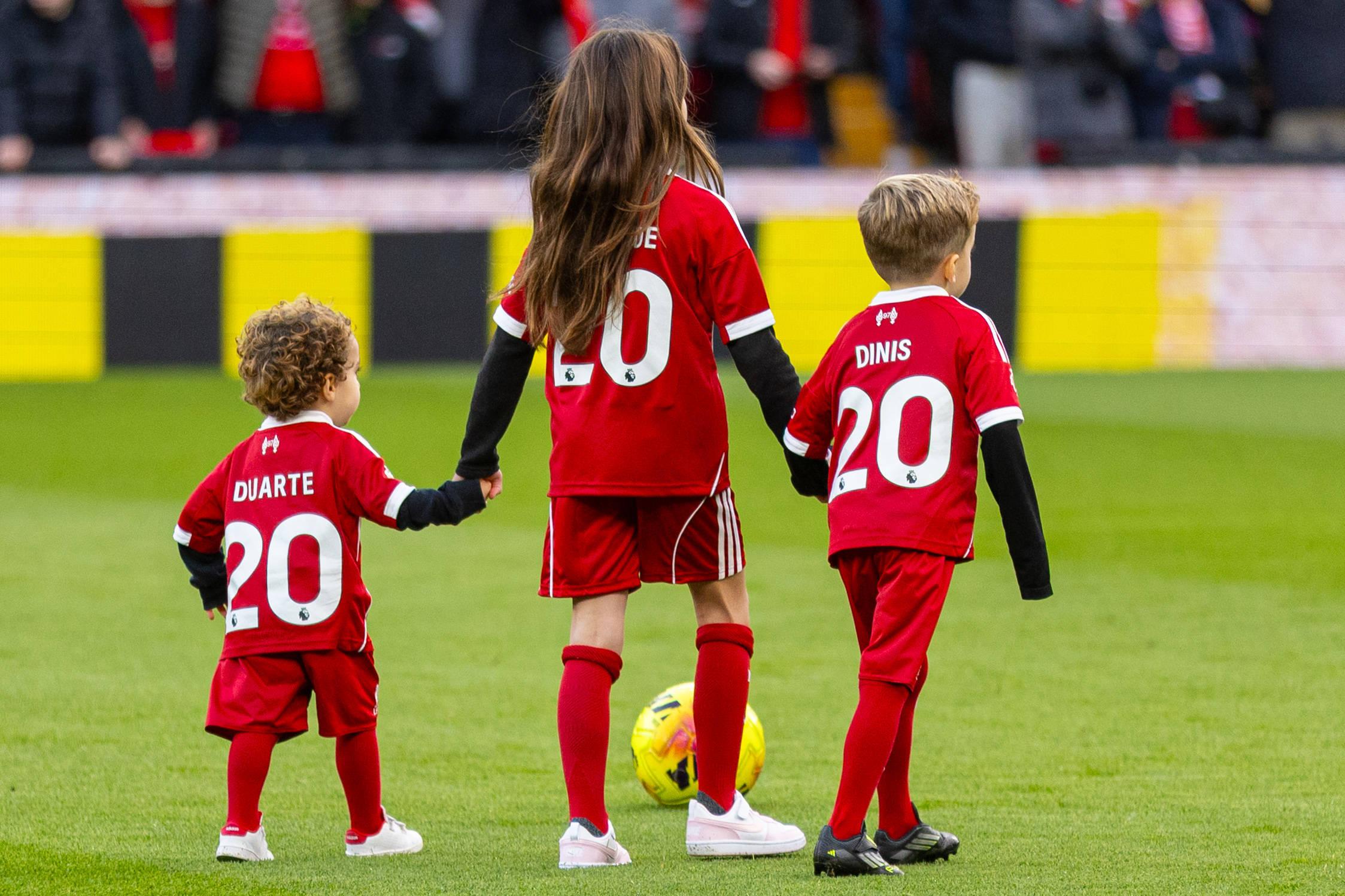 Momento De Grande Emo o Em Anfield Filhos De Diogo Jota Entraram Em 
